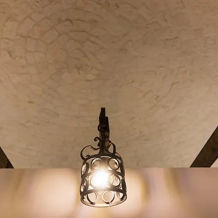 White Stone كاستيلانا غروتي